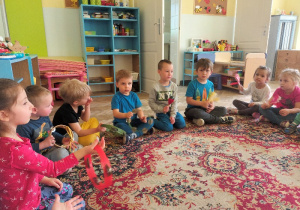 Dzieci śpiewają piosenkę o wiośnie.